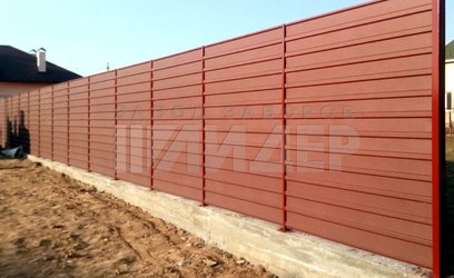 Горизонтальный забор из профнастила на бетонном фундаменте ПН-151 - фото 1