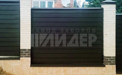 Забор из горизонтального профнастила с кирпичными столбами ПН-235 - фото 1