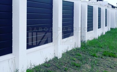 Забор из профлиста с белыми бетонными столбами ПН-238 - фото 1