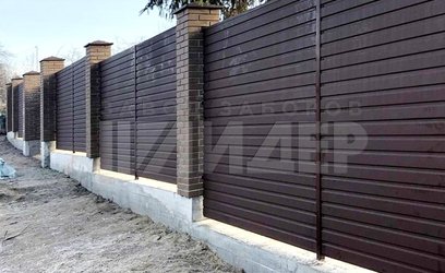 Современный забор на участке с перепадом высот ПН-240 - фото 3
