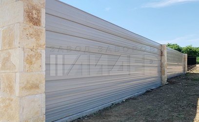 Горизонтальный серый забор из длинного профнастила ПН-242 - фото 2