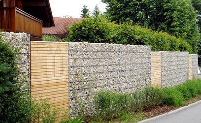 Габионный забор под уклоном с деревянными вставками ГБ-102 - фото 1