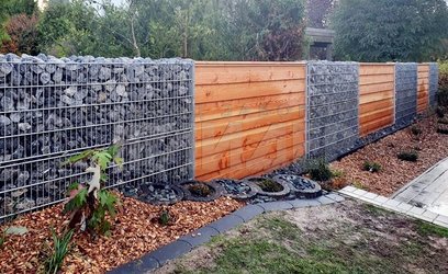 Забор из древесно-полимерного композита и габионов ГБ-113 - фото 1