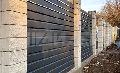 Современный забор жалюзи с откатными воротами ЖЗ-105 - фото 1