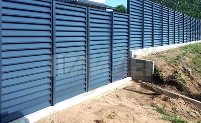 Глухое заборное ограждение перед домом ЖЗ-130 - фото 3