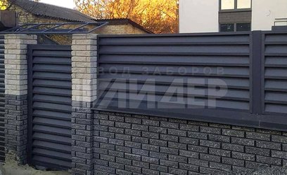 Темное заборное ограждение с кирпичными колоннами ЖЗ-144 - фото 1