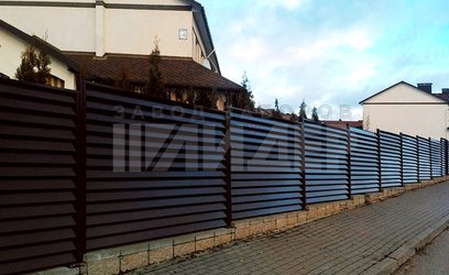 Коричневый забор жалюзи на участке с уклоном ЖЗ-155 - фото 2