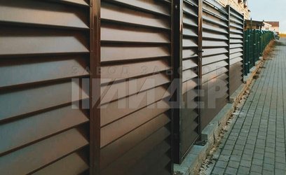 Коричневый забор жалюзи на участке с уклоном ЖЗ-155 - фото 3