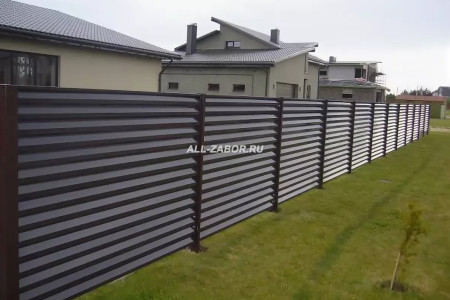 Горизонтальный забор из металлического штакетника