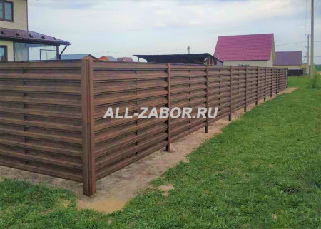 Горизонтальный забор из металлического штакетника 20x1,8 м