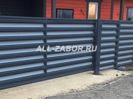 Горизонтальный забор из металлического штакетника синий