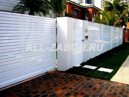 Горизонтальный забор из металлического штакетника белый