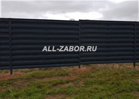 Горизонтальный забор из металлического штакетника 30х1,5 м