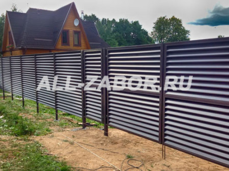Горизонтальный забор из металлического штакетника 30x2 м