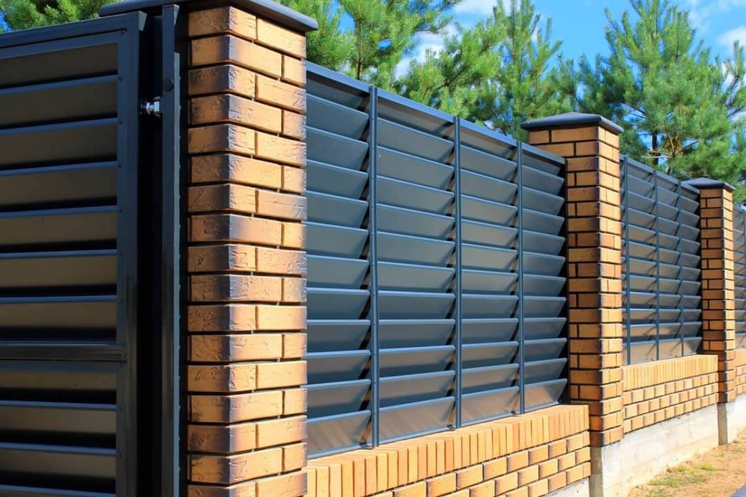 Идеальное сочетание цветов и материалов - один из важных элементов современного забора.