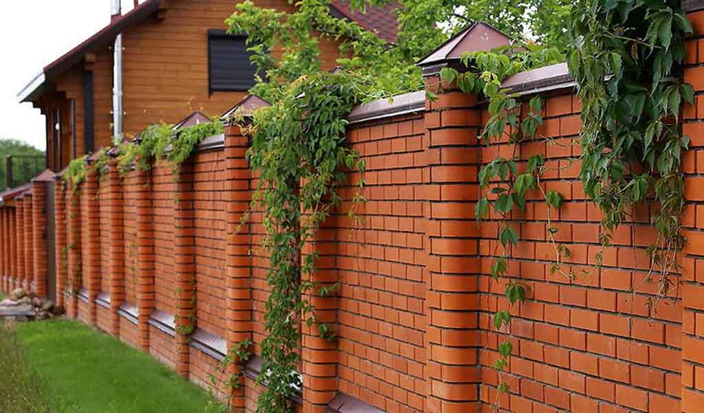 Кирпичные ограждения являются наиболее практичным вариантом ограждения и поэтому широко используются в частном домостроении.