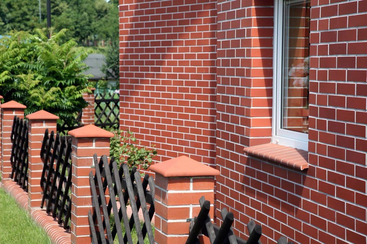 Низкий кирпичный забор с деревянной решеткой