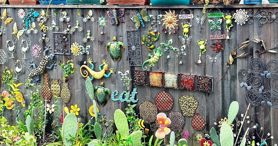 Как выбрать забор для частного дома: важные параметры и 7 лучших материалов (75 фото)