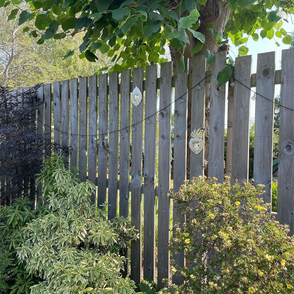 Как выбрать забор для частного дома: важные параметры и 7 лучших материалов (75 фото)