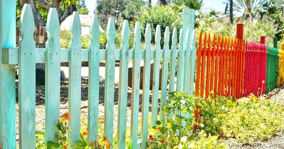 Как выбрать забор для частного дома: важные параметры и 7 лучших материалов (75 фото)