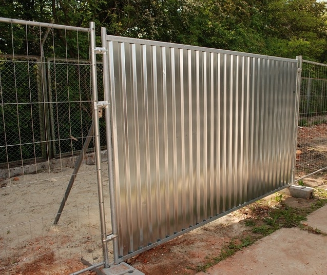 Временное ограждение из профнастила на металлическом каркасе