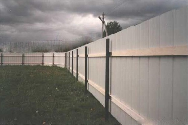 Ограждение из профнастила можно построить достаточно быстро