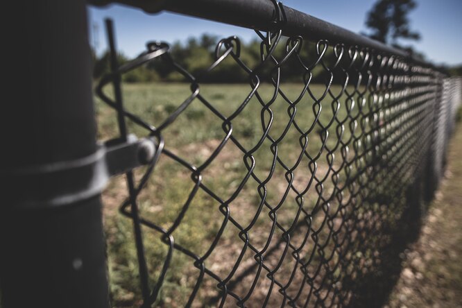 Забор из сетки-рабицы