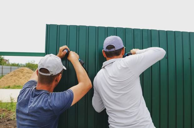 сколько профнастила нужно для крепления на забор