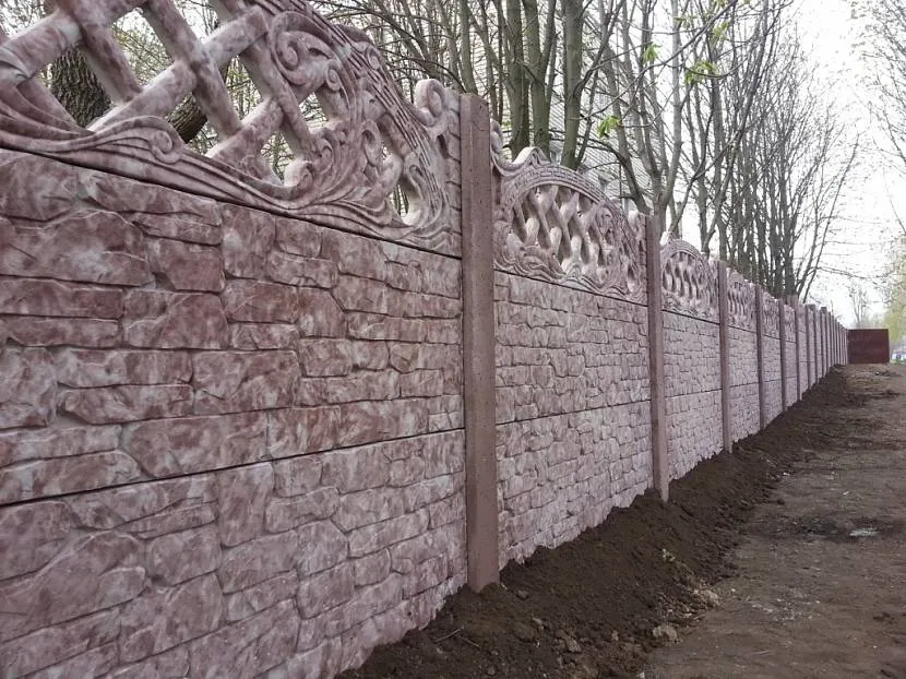 Забор из декоративных бетонных плит