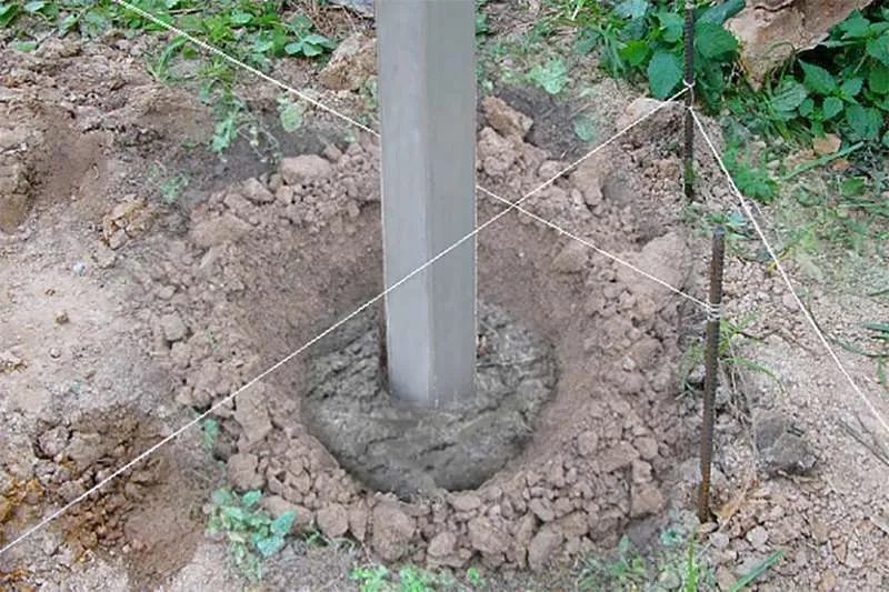 какие столбы использовать для забора из профлиста