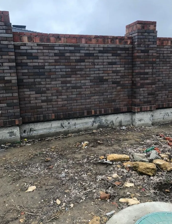 Каменный или кирпичный, блочный. 