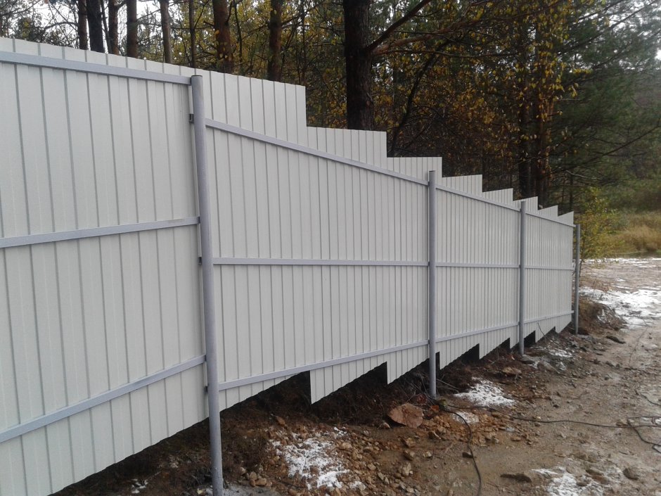 Забор с перепадом