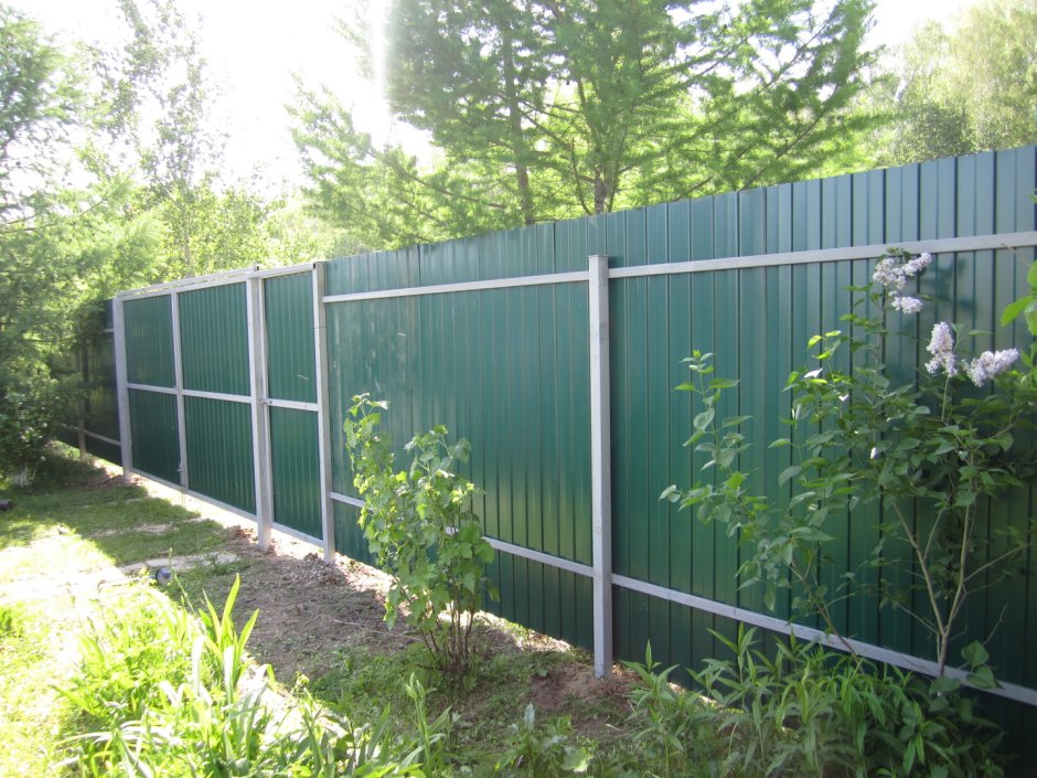 Забор из профлиста под уклоном