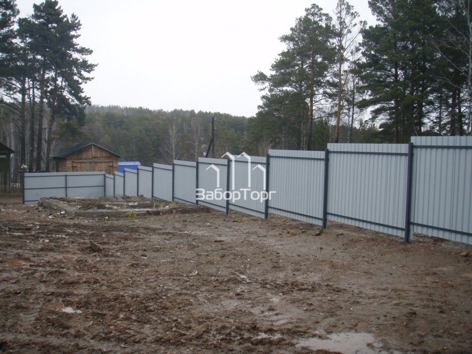 Забор на неровном участке из профлиста