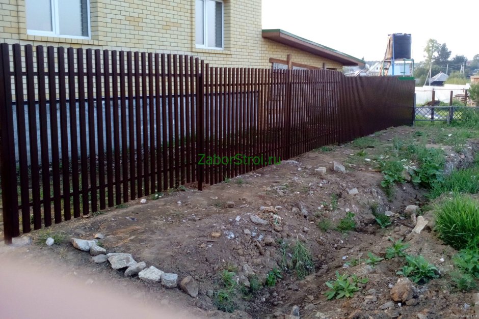 Забор на участке с уклоном варианты
