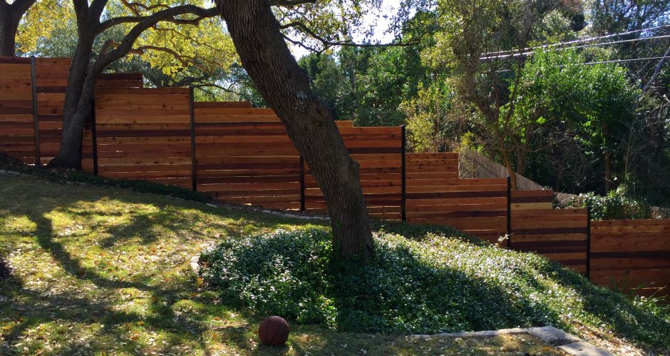 Забор на уклоне варианты