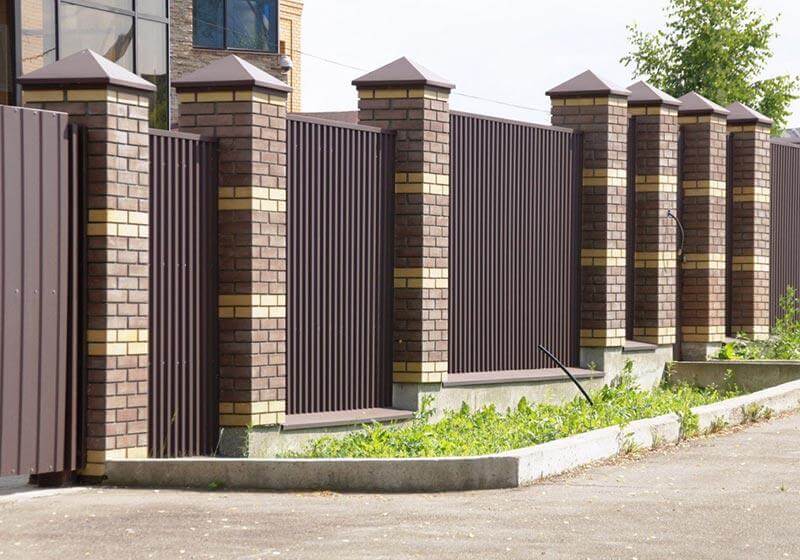 Преимущества забора из профнастила на склоне