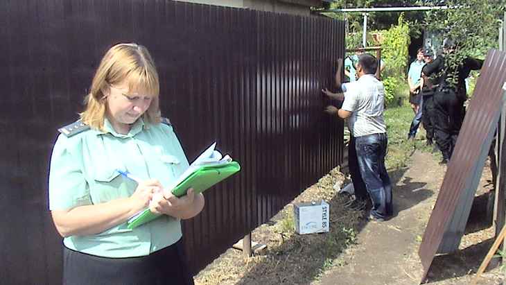 Демонтаж высокого забора