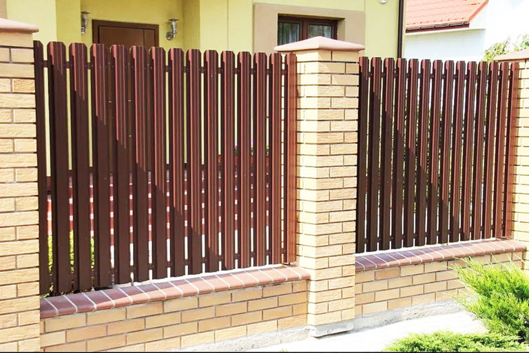 Забор между столбами