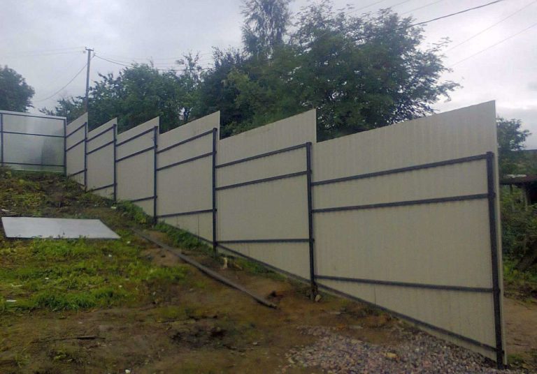 Забор ступеньками на участке с крутым склоном